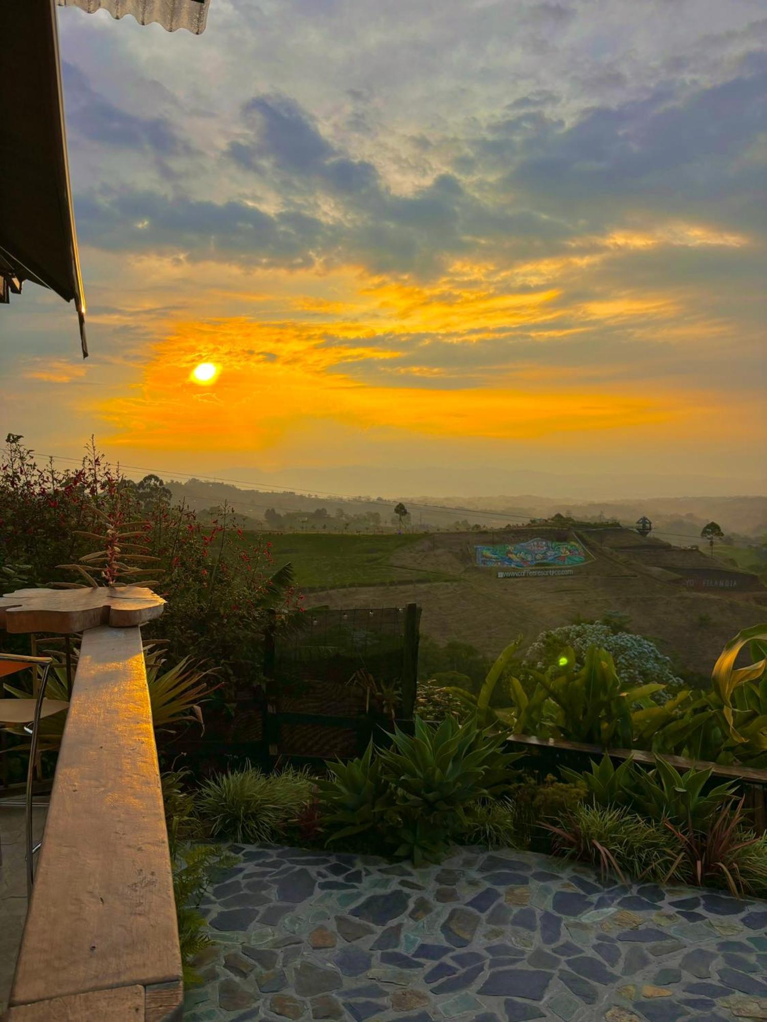 La Puesta Del Sol Hotel Filandia Luaran gambar